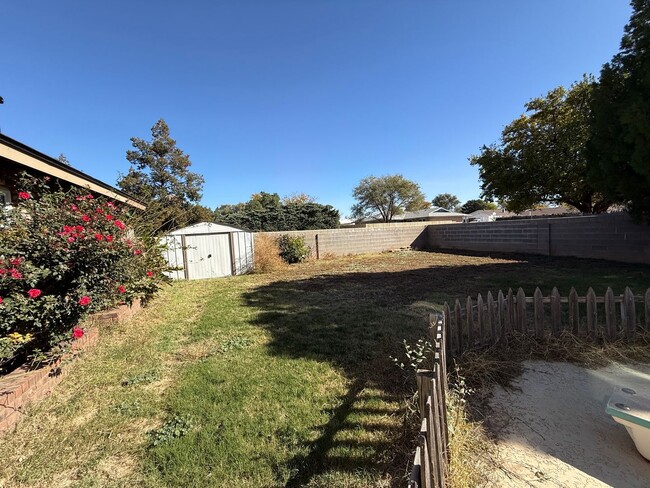 Building Photo - 4 Bed Brick Home! Zia School District! - P...
