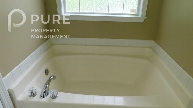 Building Photo - 632 Forest Lakes Dr