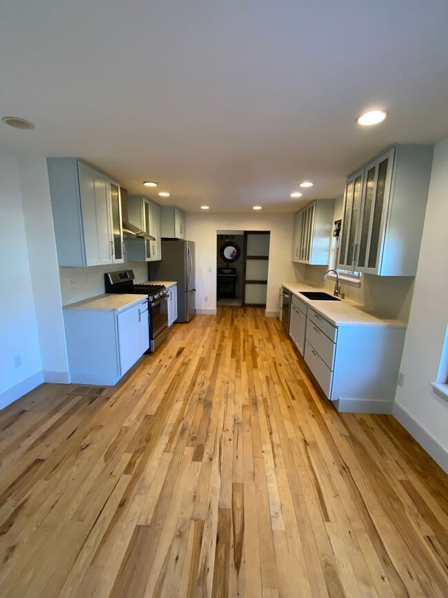 Building Photo - Three bedroom, Two+bathroom Townhouse Loca...