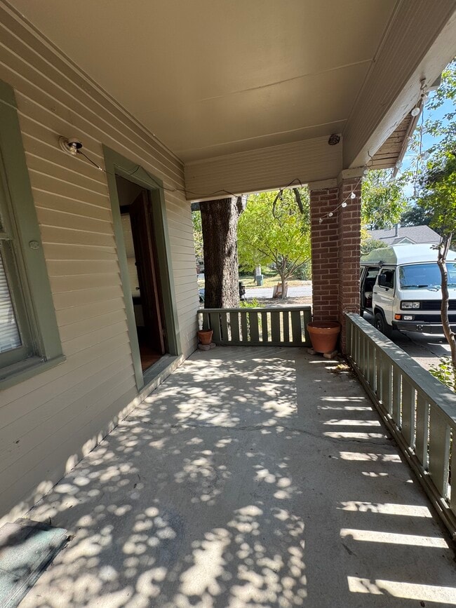 Building Photo - 512 S Crawford Ave