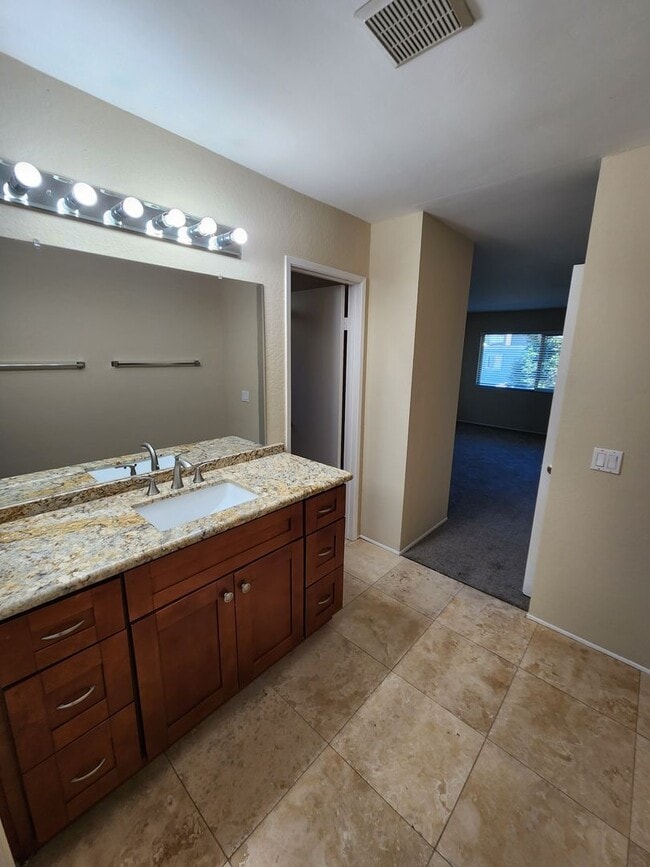 Building Photo - 4 BD/2.5 BA Two Story Townhouse in Timberl...