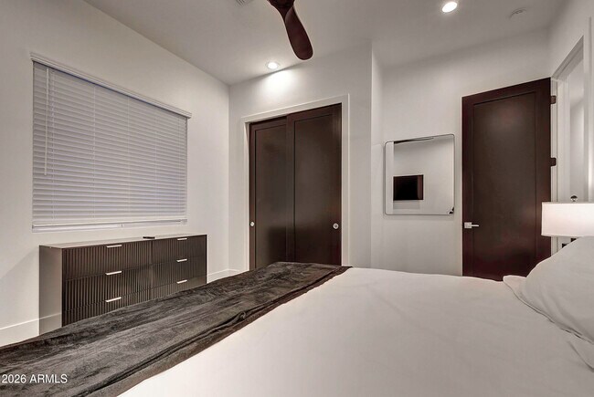 Building Photo - 6401 E Larkspur Dr