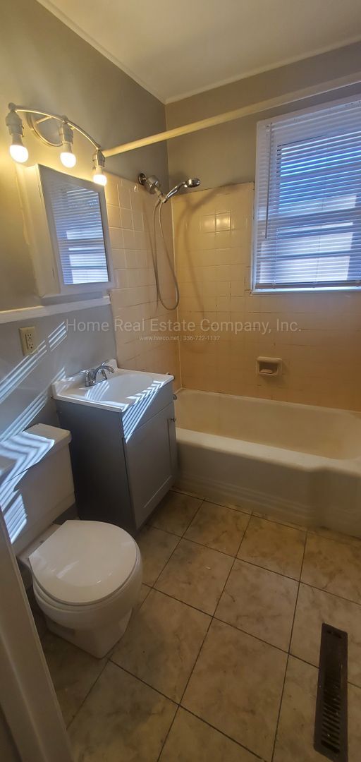 Building Photo - 2812 Hermitage Dr