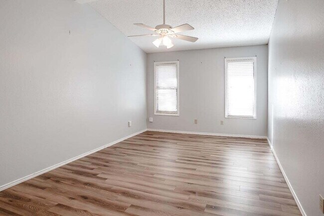 Building Photo - Charming Townhome on a Quiet Cul-de-Sac