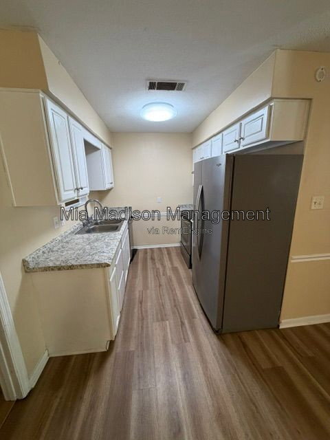 Building Photo - 9406 Dunwoody Dr