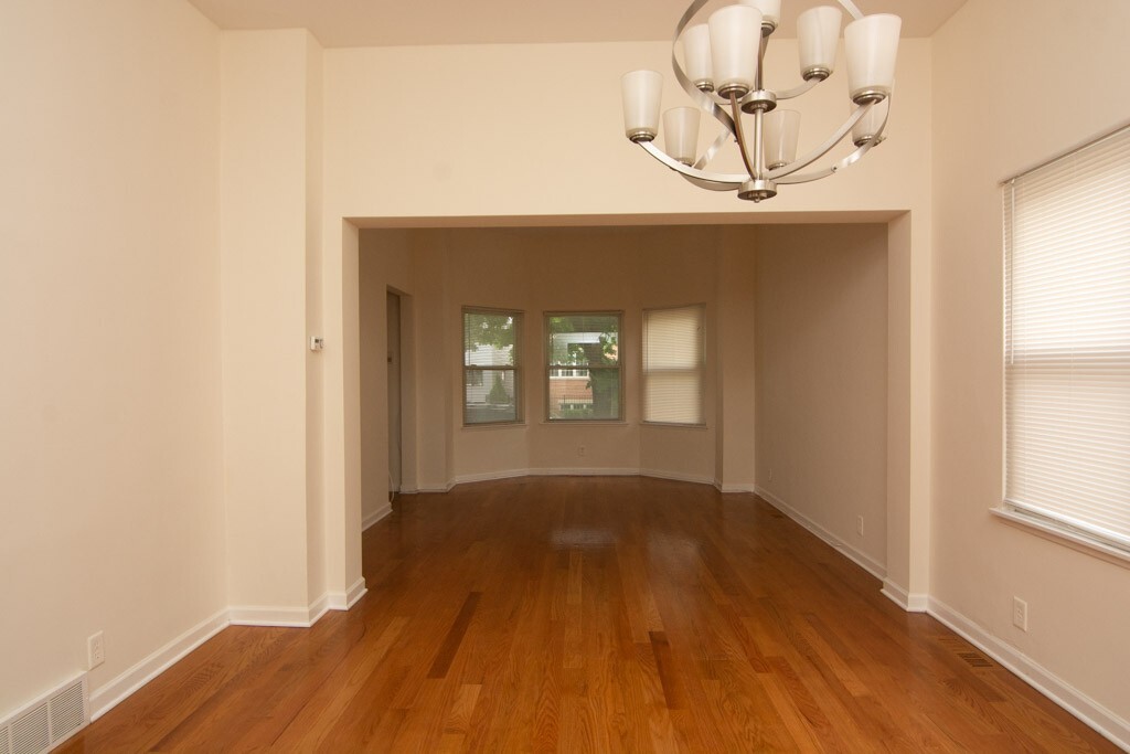 Building Photo - 2814 N Maplewood Ave