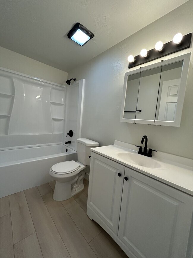 Building Photo - Beautiful 2 Bedroom 1 Bathroom Apartment *...