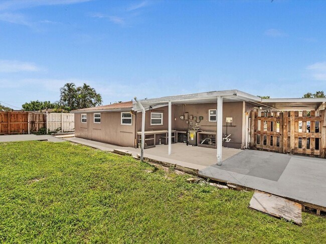 Building Photo - 6661 Meade St
