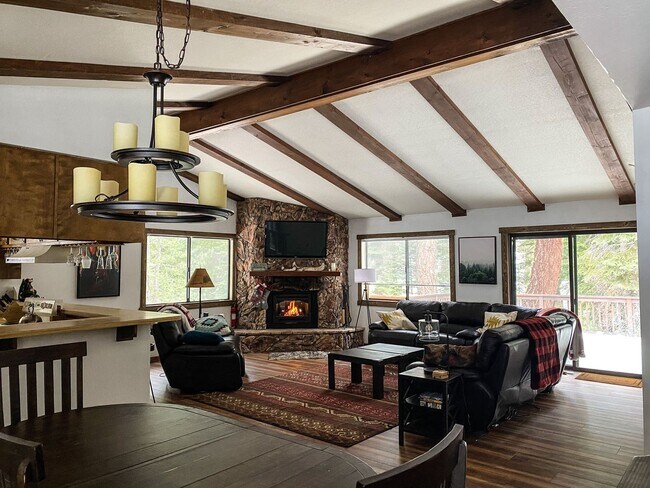 Building Photo - New to the Rental Market! FURNISHED Custom 3 Bdrm Hm w/Garage