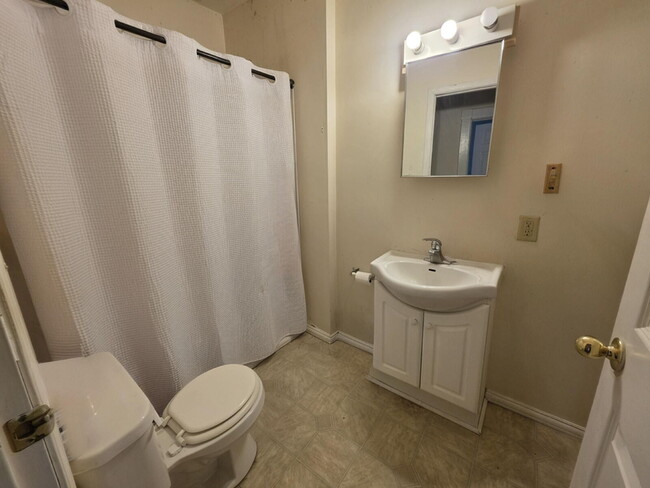 Building Photo - 3 Bedroom, 1 Bathroom w/ Covered Porch & Off Street Parking - Available July 1st!