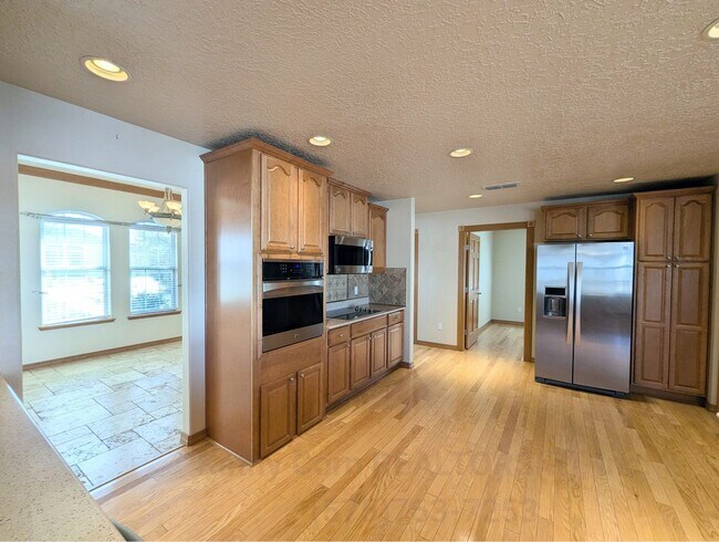 Building Photo - Luxurious Relaxation in Raintree