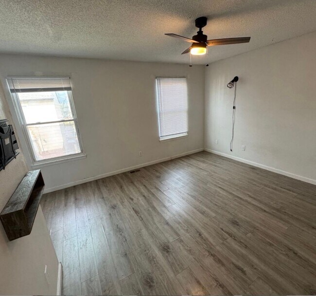 Building Photo - 3 BED 2 BATH TOWNHOME CENTRALLY LOCATED IN COLORADO SPRINGS!!!