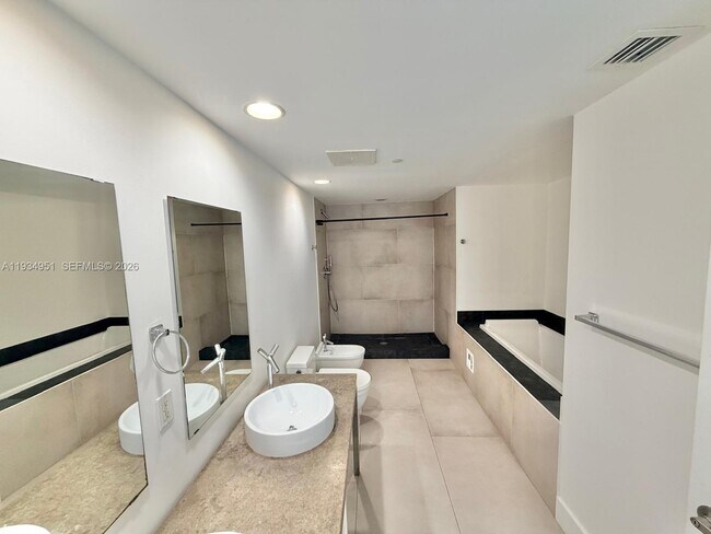 Building Photo - 495 Brickell Ave