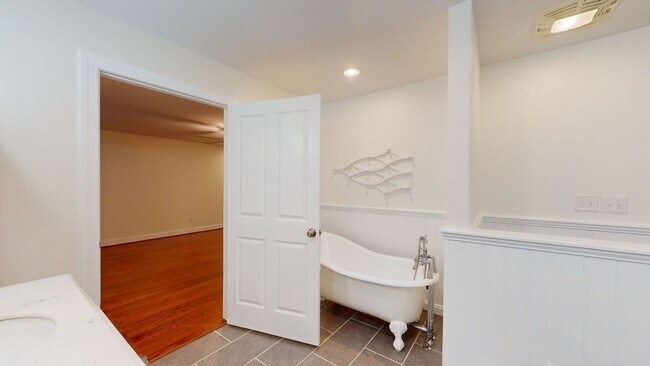 Building Photo - 202 Tidewater Dr