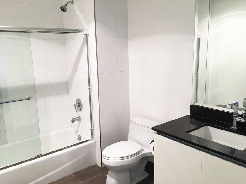 Guest Bath - 1700 SAWTELLE BLVD PH9