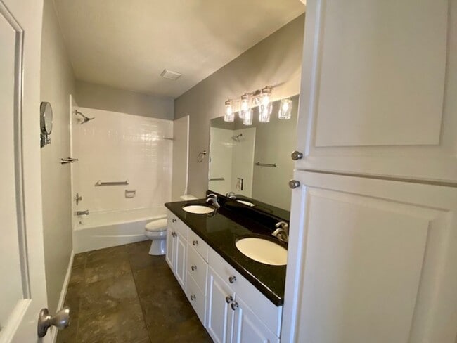 Building Photo - 2 BEDROOM APARTMENT DOWNTOWN IN ST. GEORGE