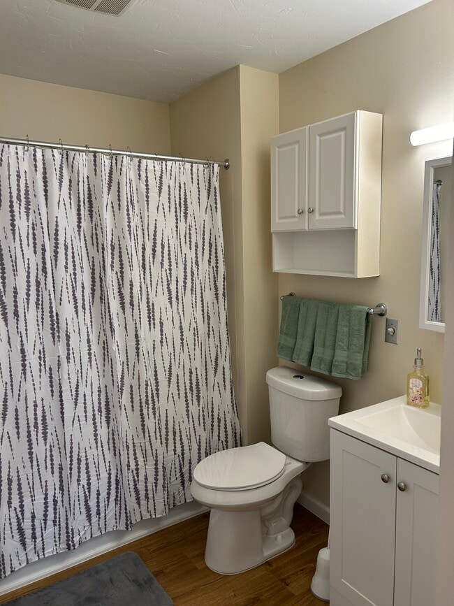 Building Photo - 3322 Daisy Ave