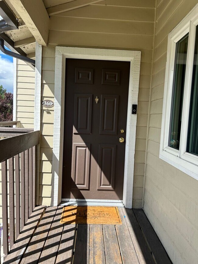 Building Photo - AVAILABLE 8/11 -  2 bed / 2 bath rennovate...