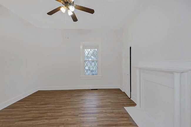 Building Photo - Stunning Renovated 4-Bedroom Home in Lakebottom with Screened Porch & Prime Location Near Fort Mo...