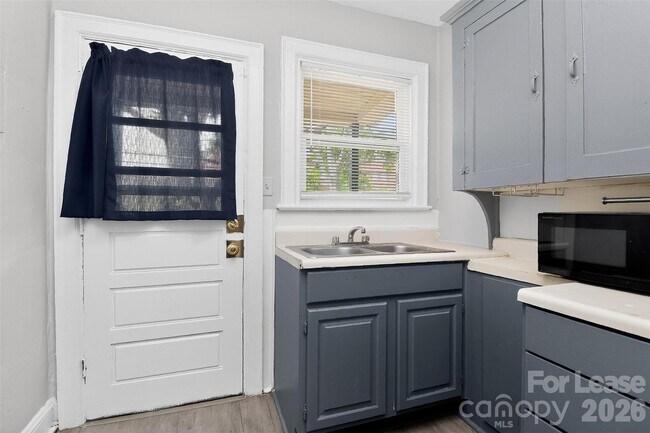 Building Photo - 1418 Park Dr