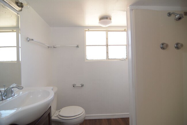 Building Photo - Charming 3 Bedroom 2 Bath House! Close to the UofA and Downtown!