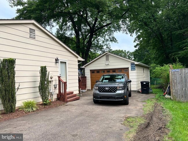 Building Photo - 4511 Eastlawn Ave