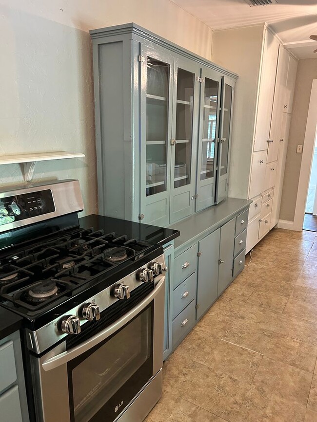 Building Photo - ****LOCATION LOCATION LOCATION****PRICE RE...