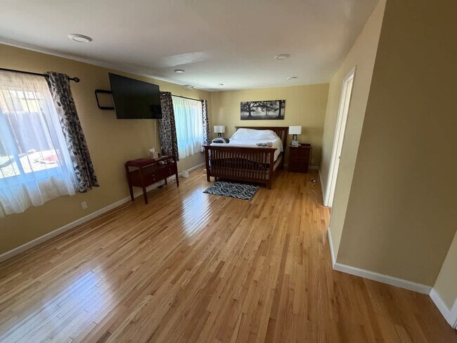 Building Photo - 2069 Horne St