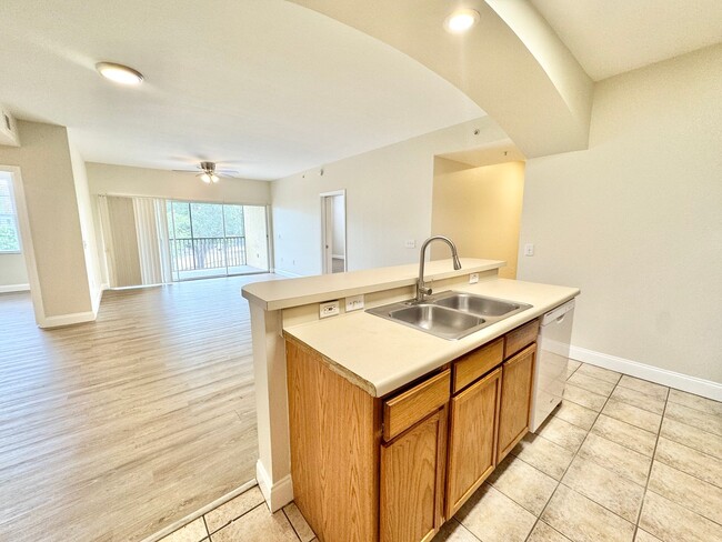 Building Photo - ** FAIRWAY PRESERVE ** 3 BED / 2 BATH COND...
