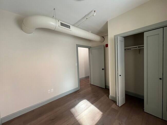 Building Photo - 160 Seabury St