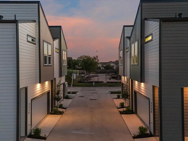 Building Photo - 227 Noras Ln