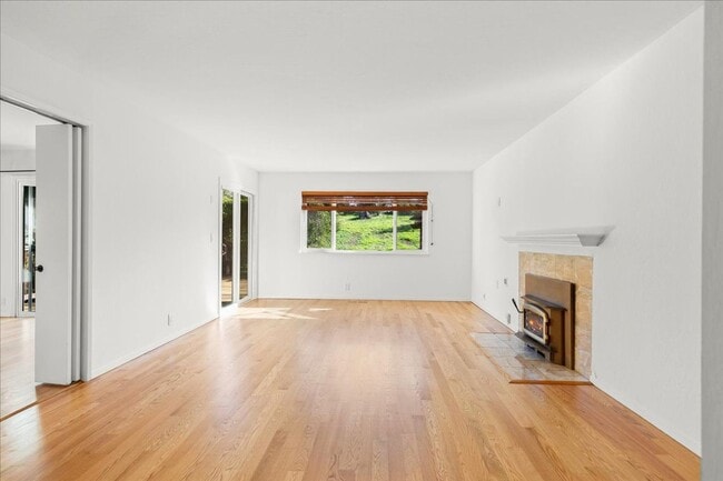Building Photo - Beautiful remodeled 3 Bed 2 Bath home in L...