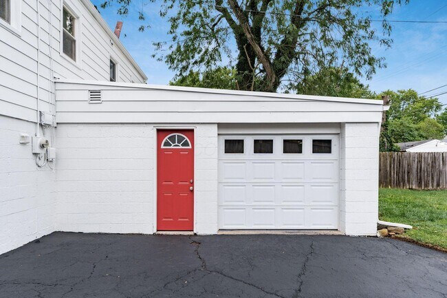 Building Photo - 884 S Chesterfield Rd
