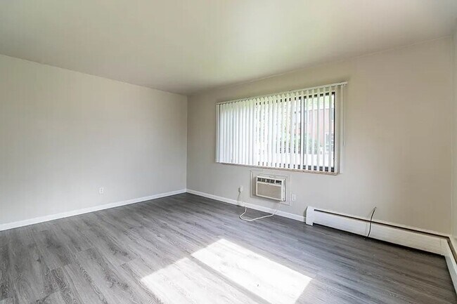 Building Photo - Miller Court Apartments - Security Deposit As Low As $0!