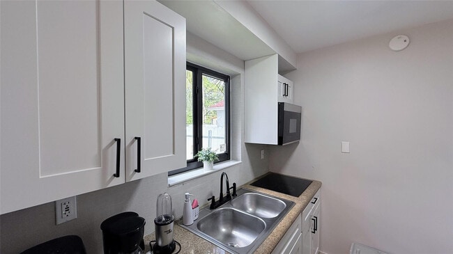 Building Photo - 433 NW 15th Way