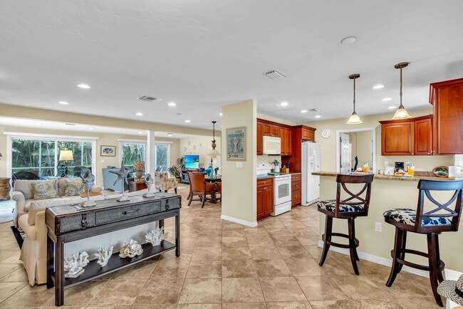 Building Photo - 2852 Gulf Gate Dr