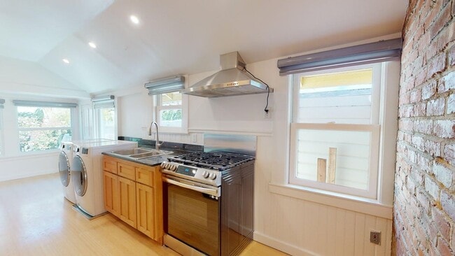 Building Photo - 254 Roosevelt Way