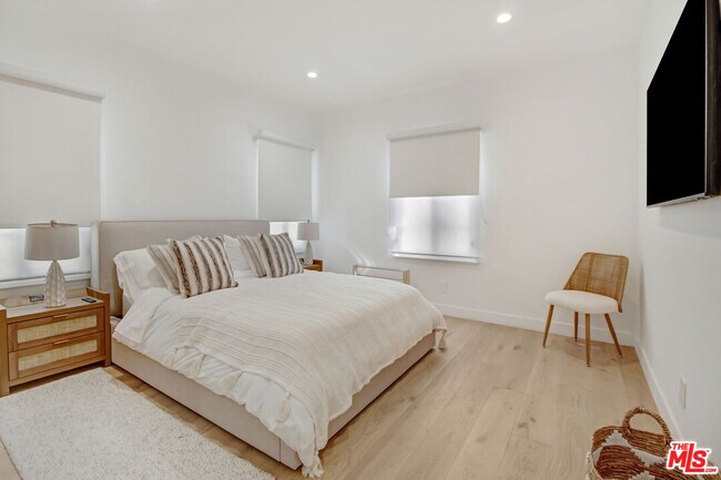 Building Photo - 128 Kings Rd