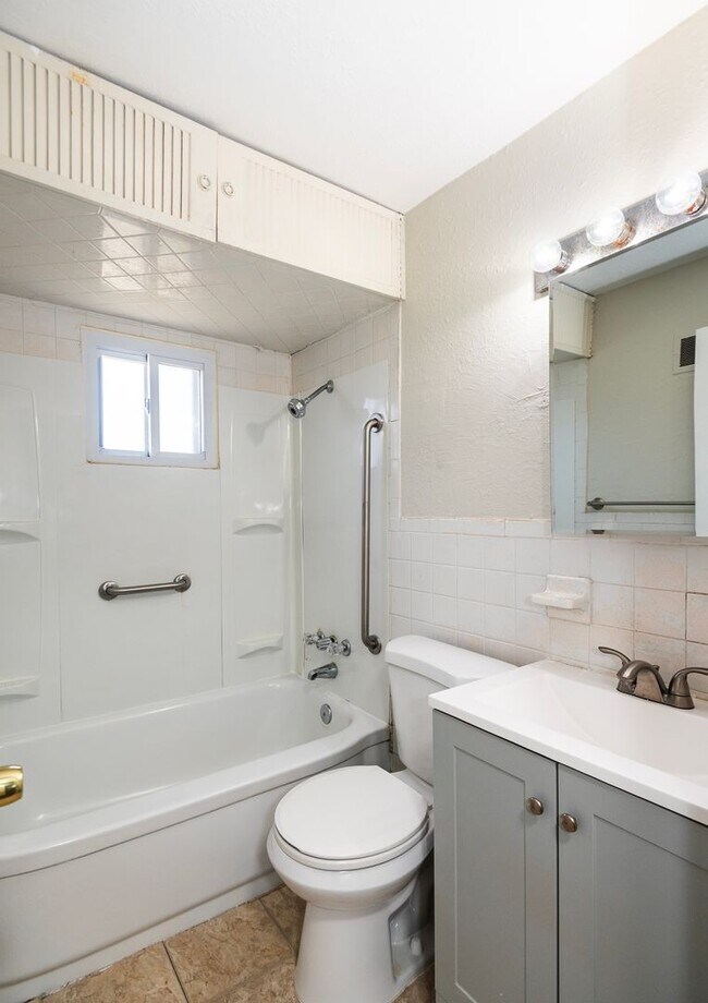 Building Photo - Comfortable 3 Bedroom 1 Bathroom Home