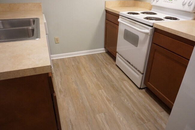 Building Photo - 5492 Pinehaven Ct