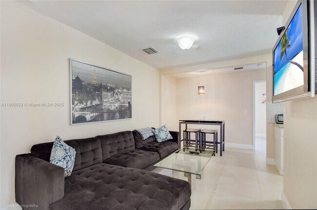 Building Photo - 518 SW 7th Ave