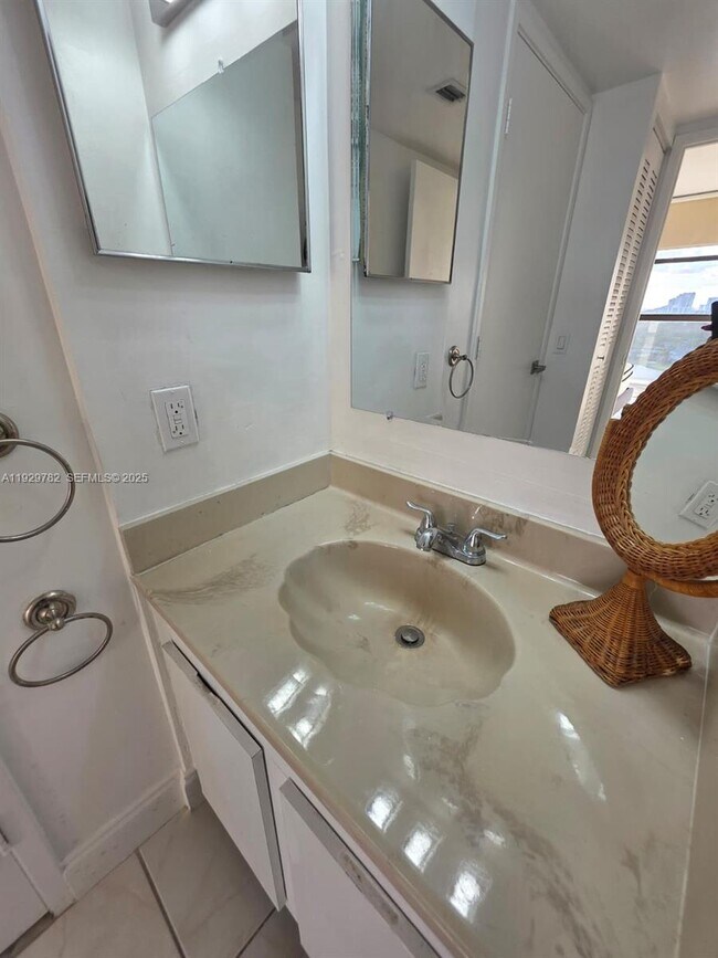 Building Photo - 3701 N Country Club Dr