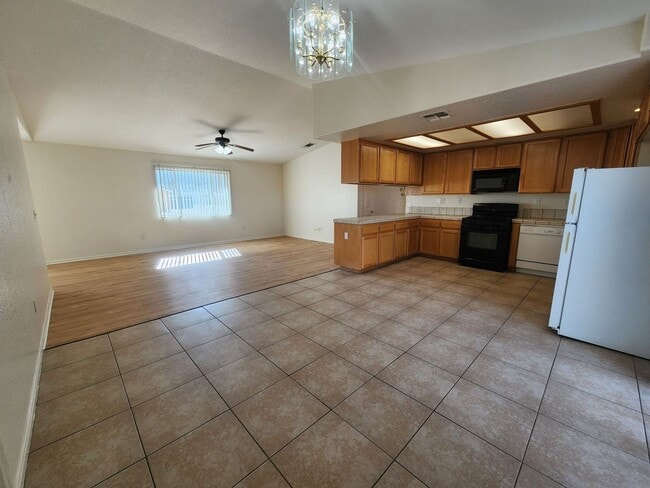 Building Photo - Downtown Corner Lot 3 bedroom 2 Bath