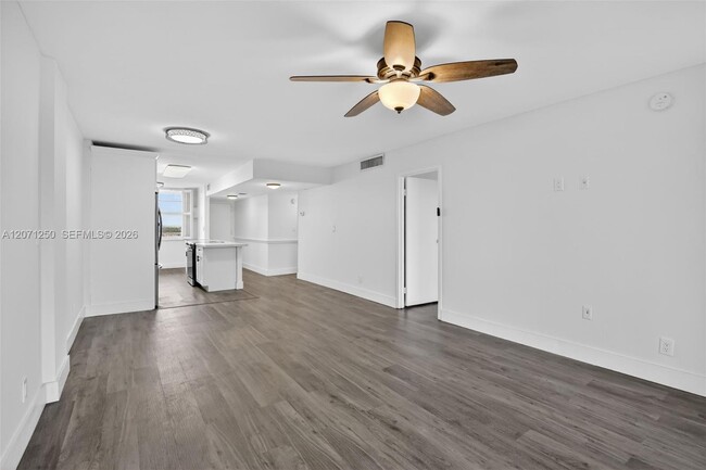 Building Photo - 250 Jacaranda Dr