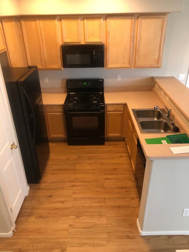 Building Photo - GREAT TOWNHOME LOCATED IN GATED COMMUNITY!!