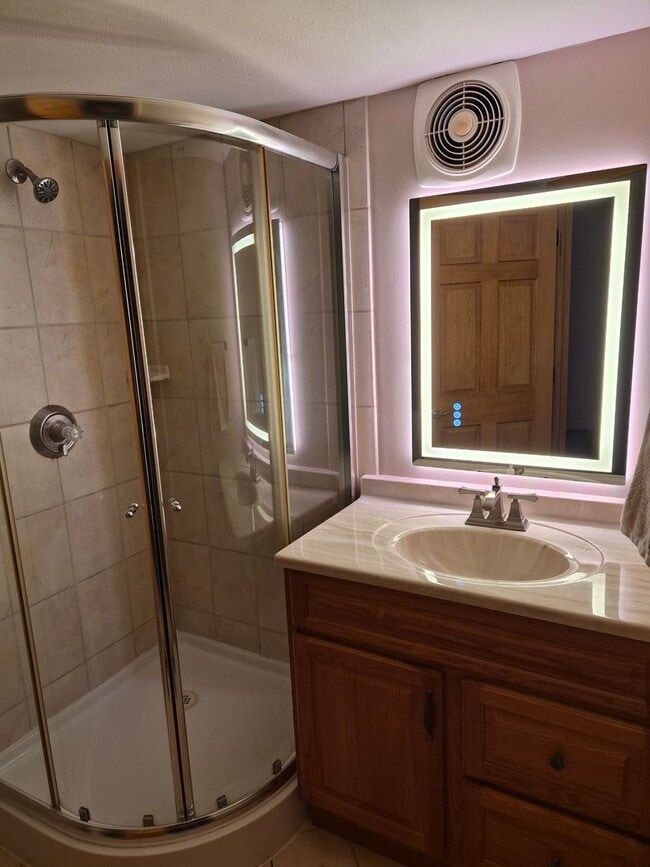 Building Photo - Pet-Friendly 3BR - 1/3.4 House in Apple Va...