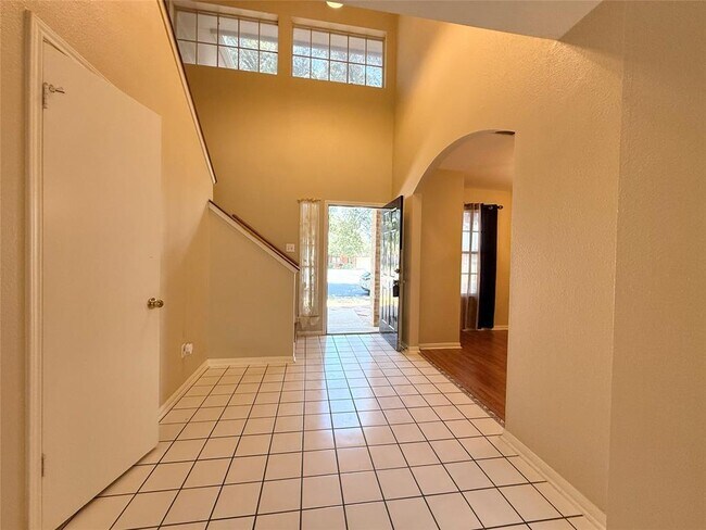 Building Photo - 2011 Lantana Dr