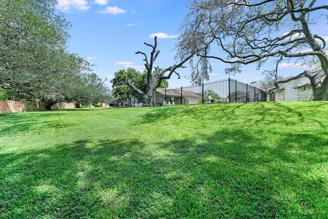 Building Photo - 11125 Pinehurst Dr