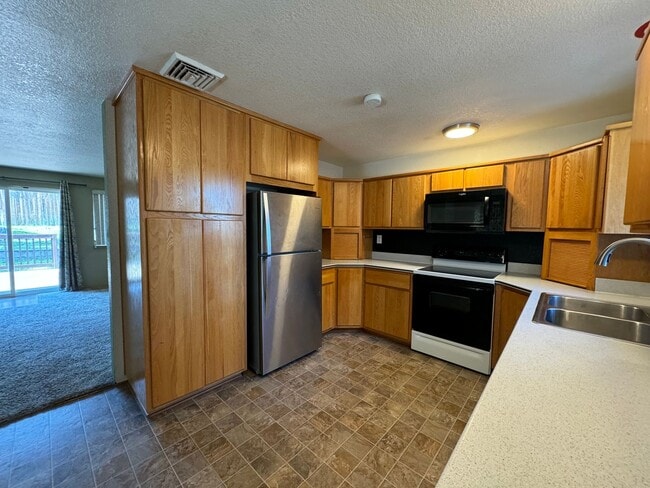 Building Photo - 3 Bedroom 2 bath house.