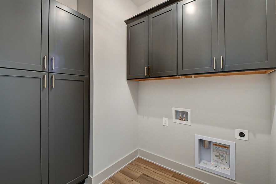 laundry w/washer & dryer - 721 E 16th St